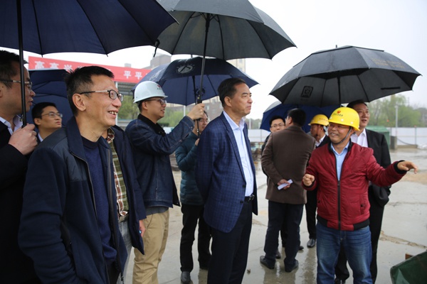 市政公用集團黨委書記董事長鄧建新南昌市城區(qū)城鎮(zhèn)污水全收集全處理達標整治工程調(diào)研6002.jpg