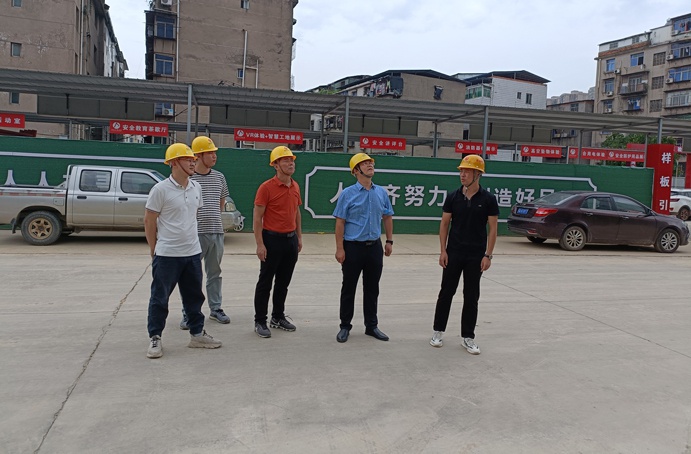 南昌市政建設集團付海華前往桃花南路安置房項目檢查質(zhì)量標準化觀摩會推進情況6911.jpg