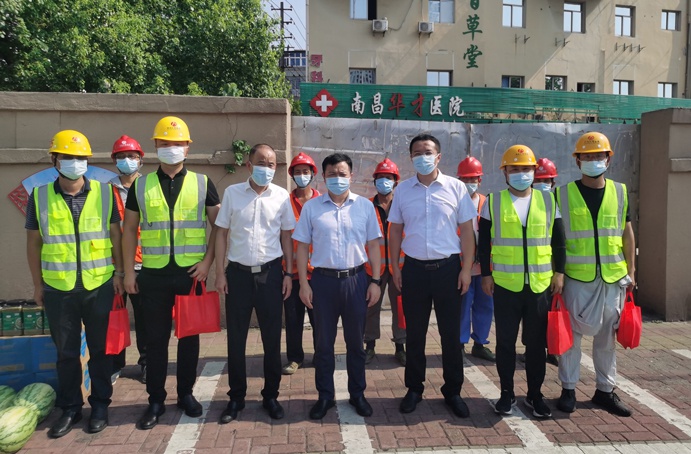 市政公用集團(tuán)副總經(jīng)理郭曉慶來到南昌市窨井蓋專項整治項目開展夏送清涼慰問活動