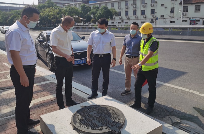 市政公用集團(tuán)副總經(jīng)理郭曉慶來到南昌市窨井蓋專項整治項目開展夏送清涼慰問活動