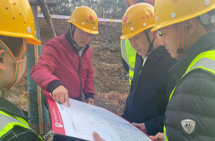 張世東前往青云譜區(qū)舊改安置房周邊道路排水工程項目督導檢查復(fù)工復(fù)產(chǎn)